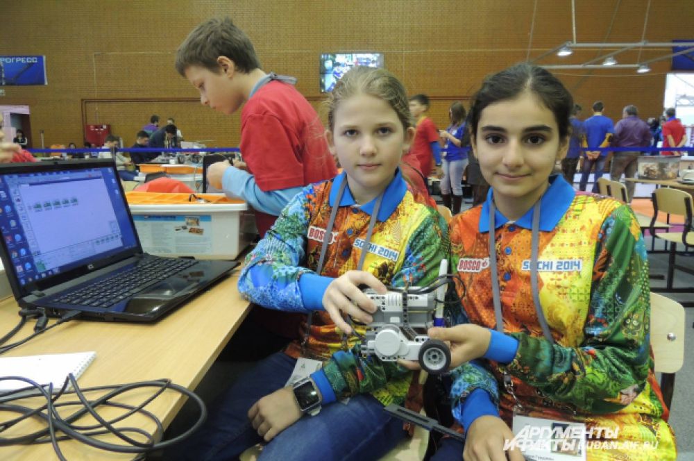 Анжелика и Сабрина тоже из Сочи. Девочки создали робота, который умеет чертить линию по заданной траектории и сможет помогать специалистам, которые ежедневно работают над чертежами.
