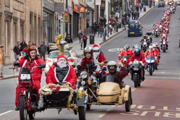 Парад Санта-Клаусов в Бристоле, Великобритания