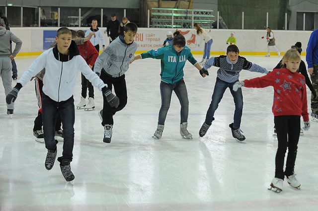 После экскурсии ребята покатались на коньках по льду «Фетисов-Арены».