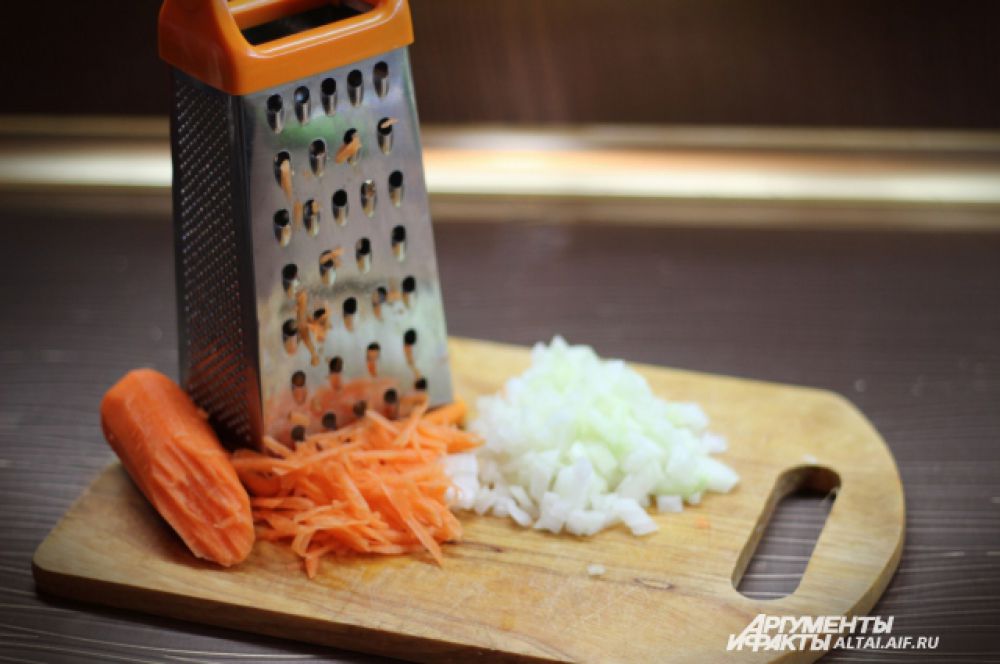 Мелко режем лук кубиками. Морковь натираем на крупной тёрке. 