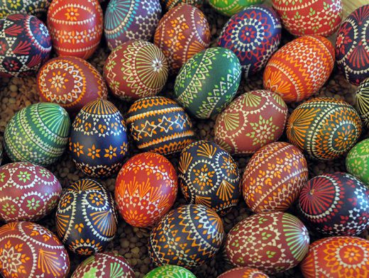 Блестящие, в крапинку, с рисунком: как покрасить яйца на Пасху