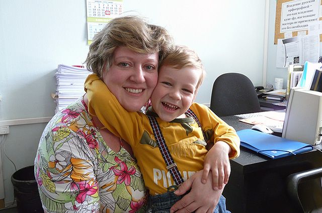 4-летний Олег со своей приемной мамой Ольгой сразу после усыновления