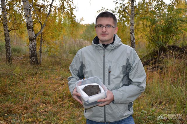 Челябинец Алексей Усенков продает кусок метеорита за 2 миллиона 112 тысяч рублей.