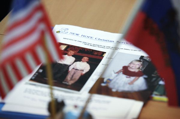 Фотографии усыновлённых детей в офисе российского представительства агентства «Нью Хоуп Кристиан Сервисез» в Санкт-Петербурге.