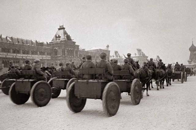 После военного парада 7 ноября 1941 года — на фронт.