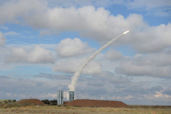 Пуск ракет зенитными ракетными системами С-300.