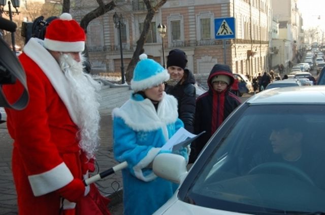 Дед Мороз и Снегурочка на дорогах Владивостока