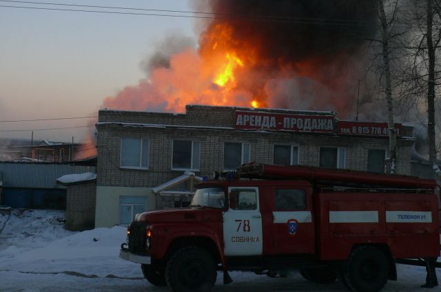 Пожар лакинск кафе. Пожар лакинск кафе. Пожар на фабрике «трайангл». Пожар в лакинске сегодня. Пожар в лакинске вчера.