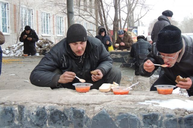 Съели бомжа. Обеды для бездомных. Кушать на улице.