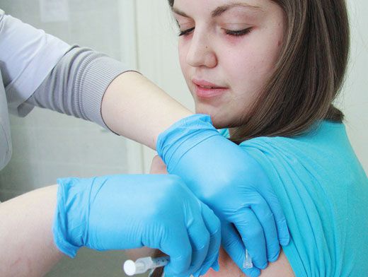 Реакция на клещевую прививку. Вакцинация от клеща. Прививка подкожно от клеща. Куда делают прививку от клеща детям. Фото прививки от энцефалита.