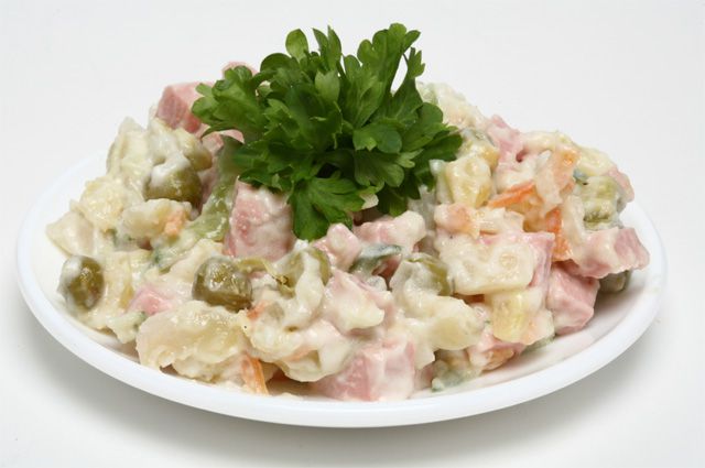 Знаменитый в России салат «Оливье». 