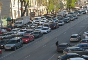 На проспекте Буденновском многокилометровый затор.