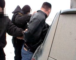 Житель Морозовска задержан за посредничество во взяточничестве.