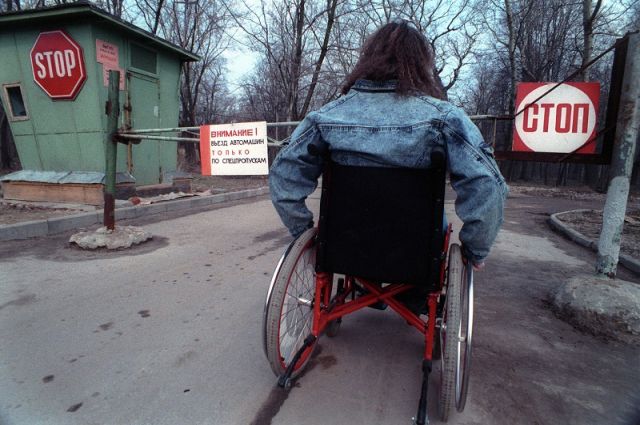 Призрак в инвалидной коляске. Переселенцы инвалиды. Переселенцы инвалиды. Переселенцы инвалиды. Губернатором югры фото детей колясочников.