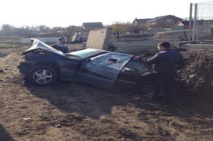 Водитель «Мерседеса» потерял управление на трассе «Ростов – Новошахтинск» и перевернулся.