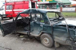 В Ростовской области поезд столкнулся с легковым автомобилем. Пострадала женщина, которая находилась за рулем «семерки».
