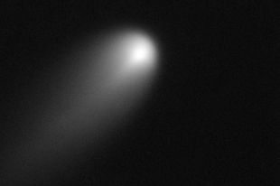 Комета C/2012 S1, снятая космическим телескопом им. Хаббла 10-11 апреля 2013 года