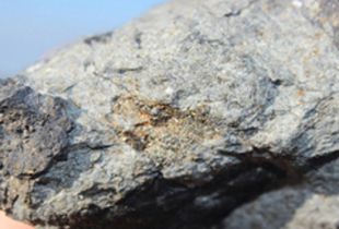 Со дна озера Чебаркуль достали первый кусок метеорита