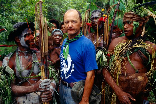 Я. Палкевич среди новых друзей на западе Папуа - Новая Гвинея.