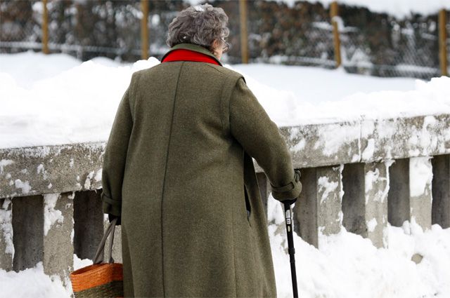 Мерзнут ноги у пожилого. Мерзнут ноги у старухи. Холодно у бабули.. Почему пожилые люди мерзнут.