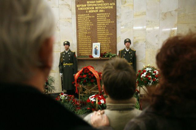 Февраль 2004. 06.02.2004 Теракт Автозаводская. Теракт 2004 Автозаводская метро. 6 Февраля 2004 взрыв в Московском метро Автозаводская. 6 Февраля 2004 Автозаводская.