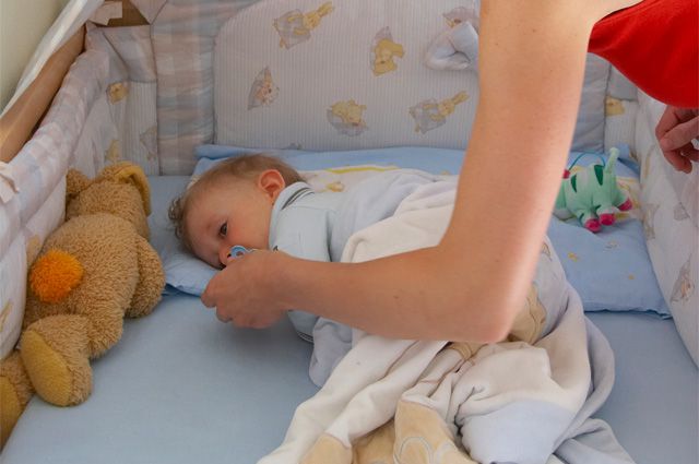Когда ребенку можно спать на животе (и не опасно ли это)