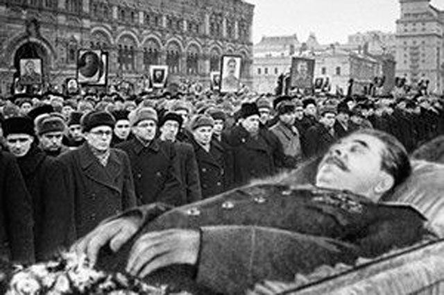 Сколько было на похоронах сталина. Смерть Сталина 1953. Похороны Сталина 1953. Сталин Иосиф Виссарионович похороны Сталина. 1953 Год похороны Сталина.