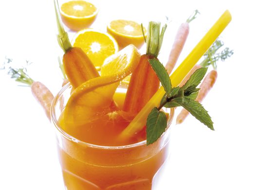 10 рецептов летних соков из фруктов и овощей - Лайфхакер
