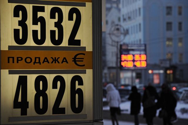 Курс евро на Московской бирже впервые в истории превысил уровень в 48 рублей.