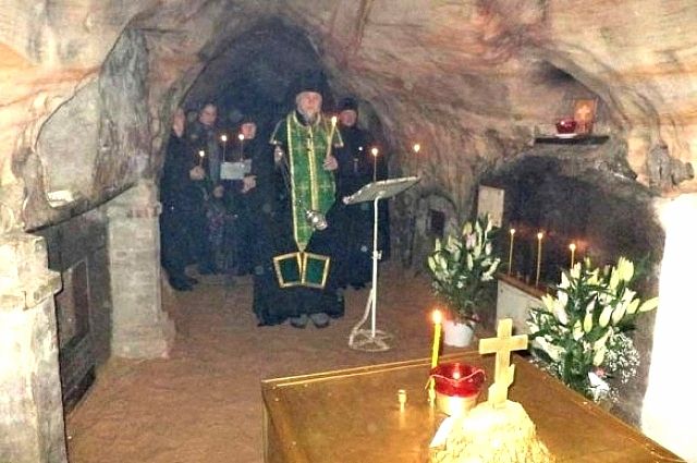 Святые пещеры монастыря, открытые в 1392 году, насчитывают семь улиц. 