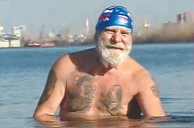 Владимир Синатулин. При нуле градусов он плавает в воде по полчаса.