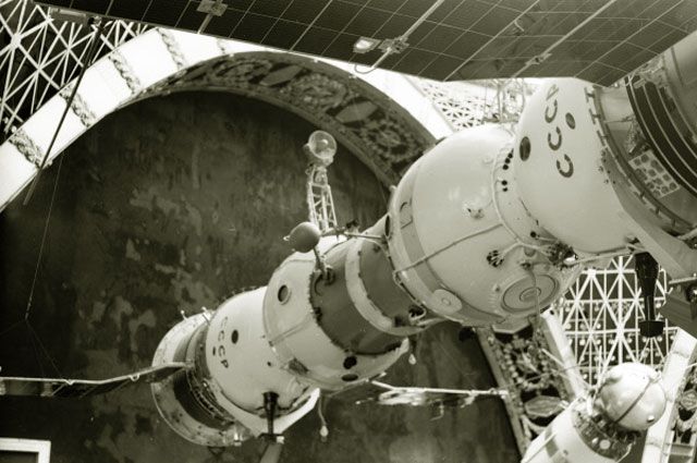 Космические корабли «Союз-4» и «Союз-5» в состыкованном состоянии в павильоне «Космос» на ВДНХ, 1971 год.