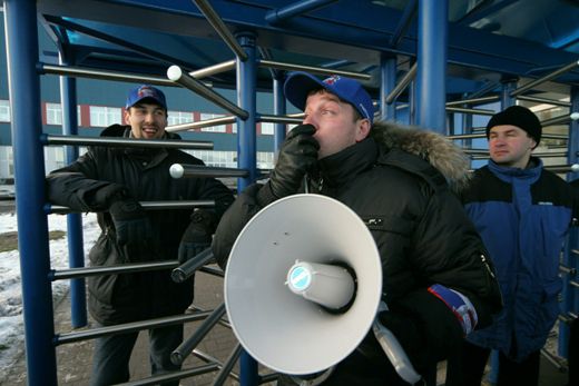 Шесть рабочих. Забастовка на БЦБК. Забастовка на механическом заводе Ульяновск 2004. Забастовка на БЦБК фото. Забастовка завод Форда 1978 года.