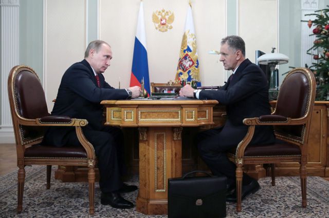 Президент России Владимир Путин и глава Республики Удмуртия Александр Волков во время встречи в резиденции Ново-Огарево.