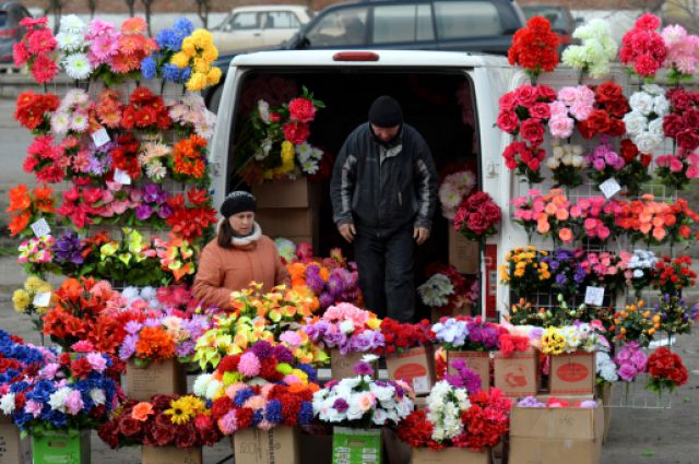 Нужно ли приносить искусственные цветы на кладбище, польза и вред