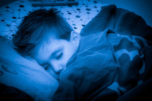 Почему ребенок спит с полуоткрытыми глазами?