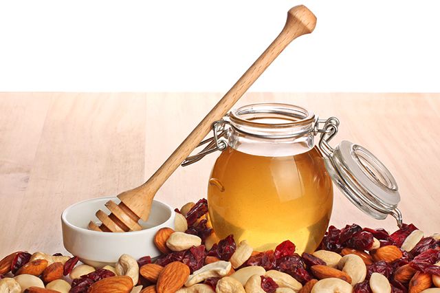 Витаминная смесь из сухофруктов и орехов с медом