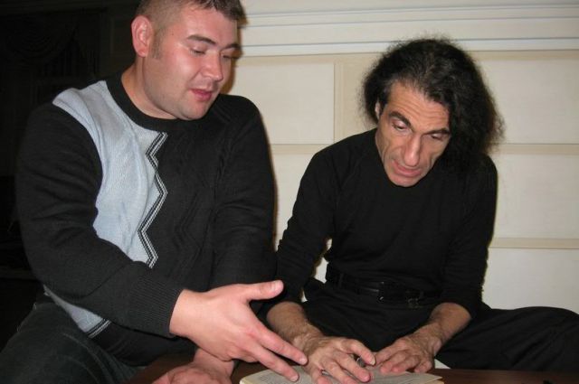 Одним из интереснейших собеседников Кирилла стал Юрий Наумов, очень самобытный автор, известный гитарист, композитор, создатель жанра «Русский блюз», поэт, лидер некогда известной группы «Проходной двор». 