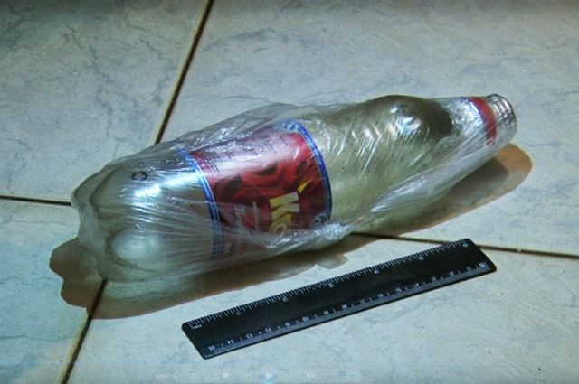 В качестве «бульбулятора» подростки использовали пластиковую бутылку.