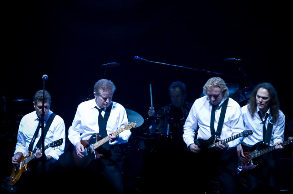 Пятое место у группы The Eagles ($73,5 млн).