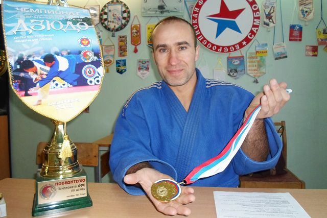 Анатолий Блихарский с золотой медалью.
