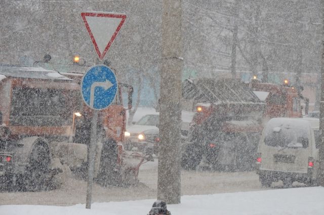 Обильный снегопад спровоцировал множество столкновений на улицах города. 