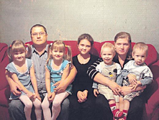 В семье михайловых пятеро детей впр. Семья Шепсов 5 детей. Отец пятерых детей смайлик. Фото пятерых детей.