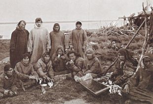 Ханты юрт Халас-Пугор едят сырую рыбу. 1895-1896 г.г.