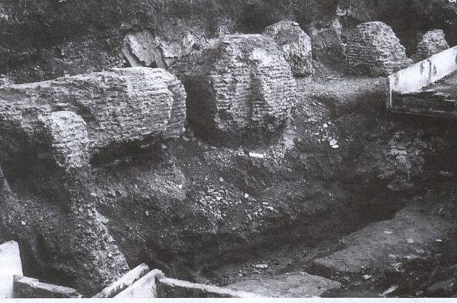 Общий вид разрушенных экскаватором руин храма на улице Соболева.