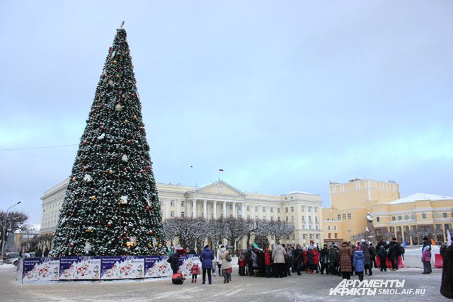 Елки смоленск. Елка в Смоленске на площади Ленина. Смоленск Центральная елка. Ёлка Смоленск на Ленина. Елка в Смоленске на площади Ленина 2022.