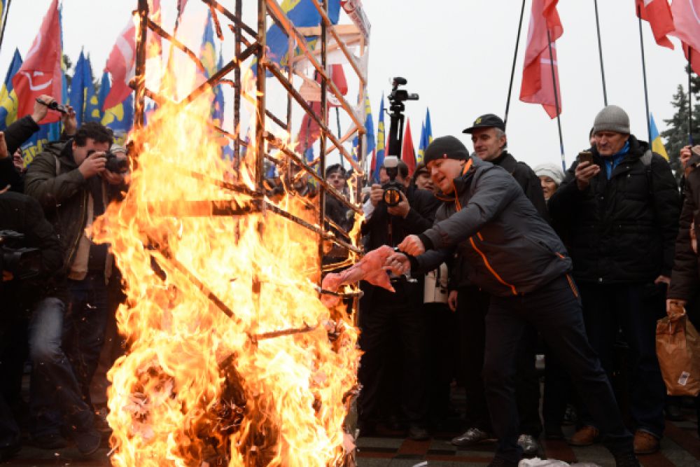 Участники акции протеста с требованием отставки правительства Украины перед зданием Верховной Рады в Киеве.
