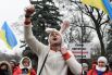 Участник акции протеста с требованием отставки правительства Украины в костюме кролика.