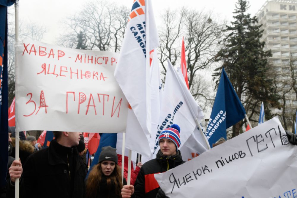 Лозунги и плакаты участников митинга.