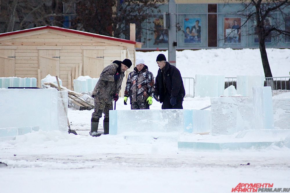Рабочие на эспланаде активно возводят ледовый городок.